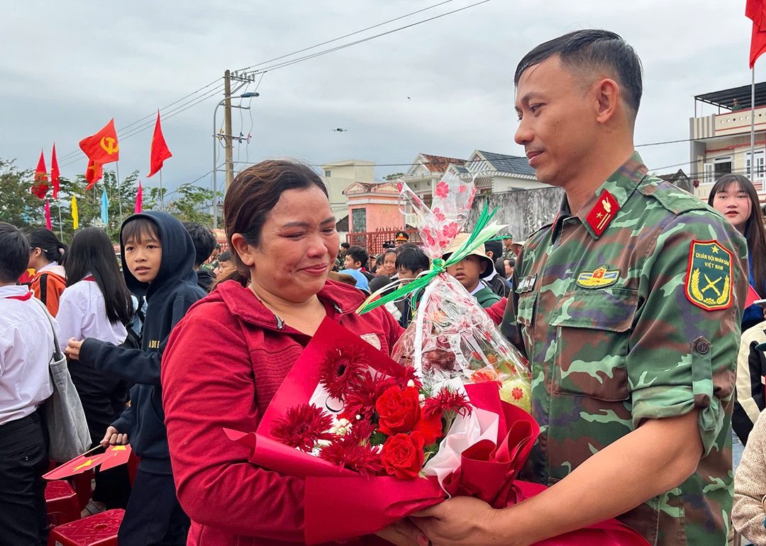 Những giọt nước mắt khi bà con chia tay cán bộ, chiến sỹ