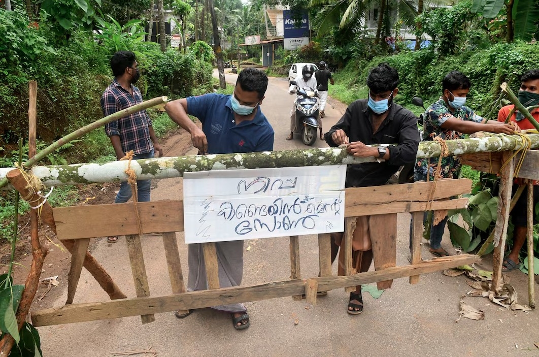 Khu vực kiểm soát dịch bệnh do virus Nipah gây ra ở bang Kerela, Ấn Độ, vào tháng 9/2023. Ảnh: Reuters