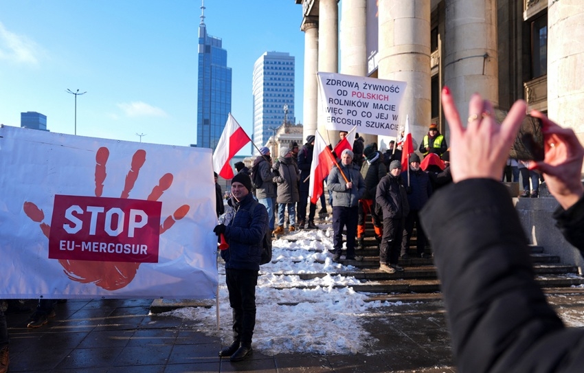 Nông dân Ba Lan biểu tình phản đối thỏa thuận thương mại Mercosur tại Warsaw. Ảnh: Reuters