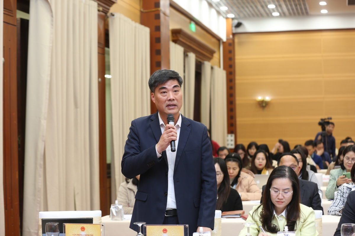 Chánh Văn phòng, người phát ngôn Bộ Xây dựng Nguyễn Trí Đức thông tin tại cuộc họp báo. (Ảnh: Minh Khôi/VGP)