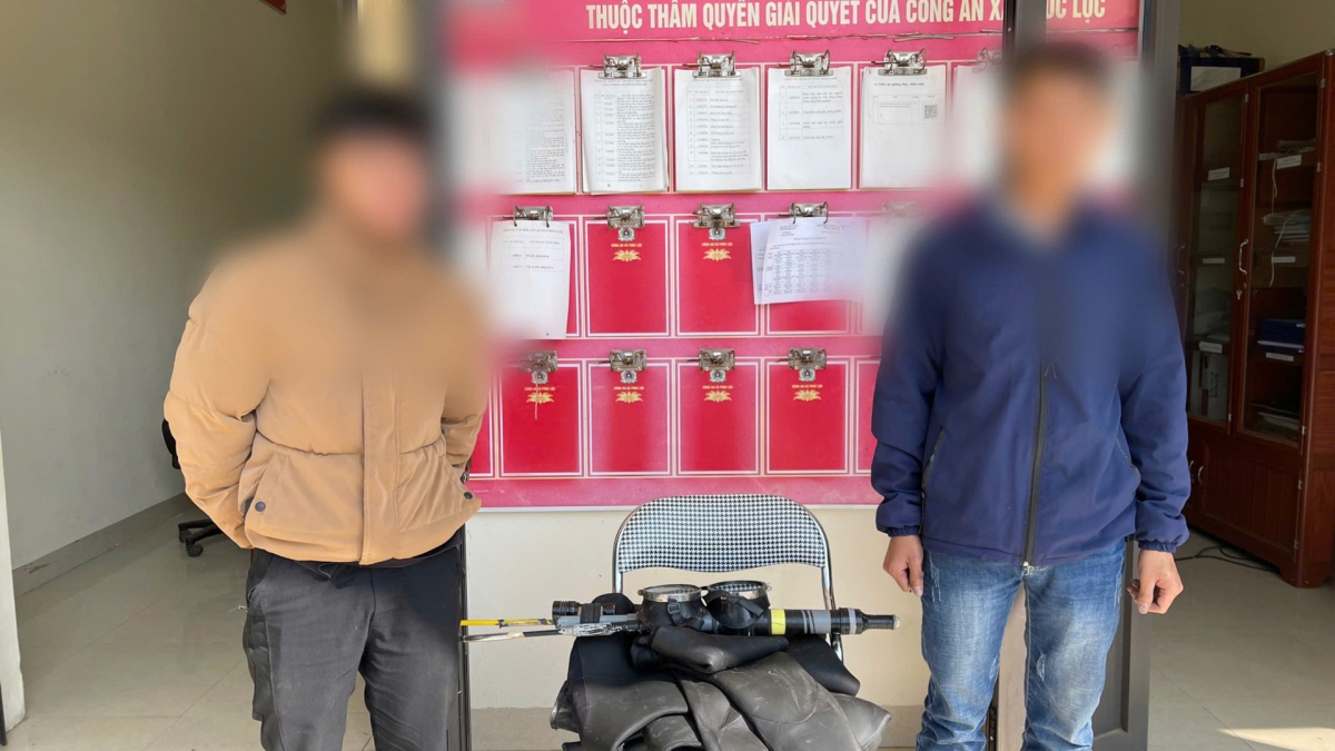 2 đối tượng cùng công cụ kích điện và tang vật vi phạm hành chính