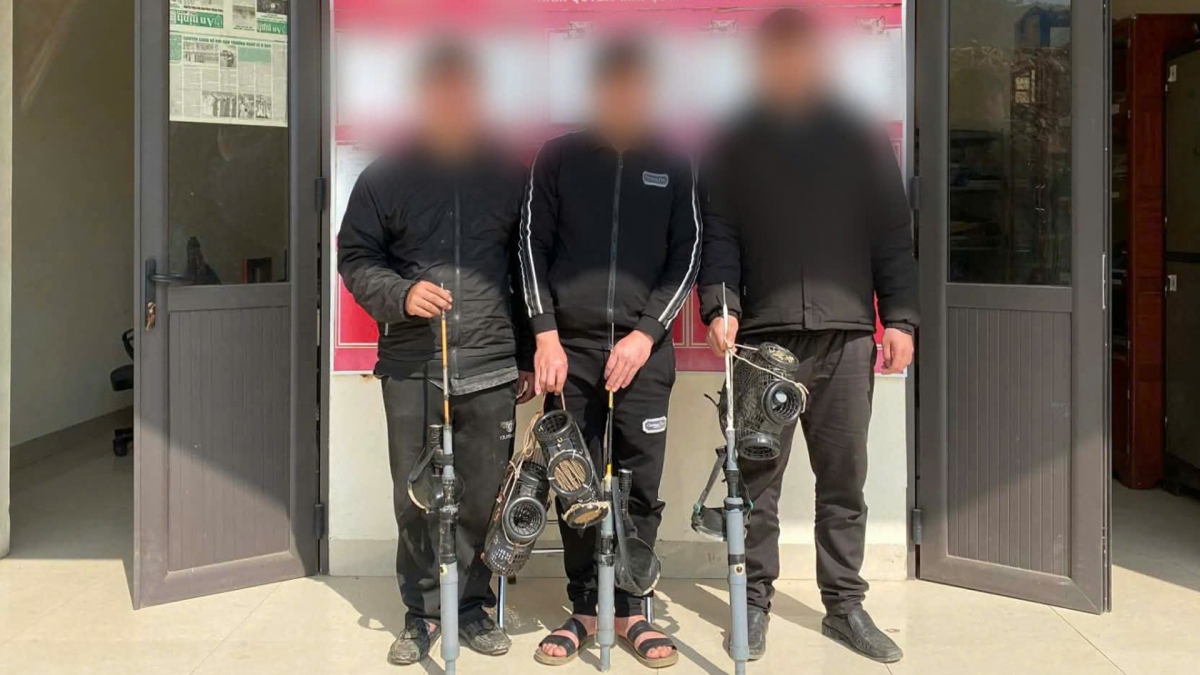 3 đối tượng cùng công cụ kích điện và tang vật vi phạm hành chính