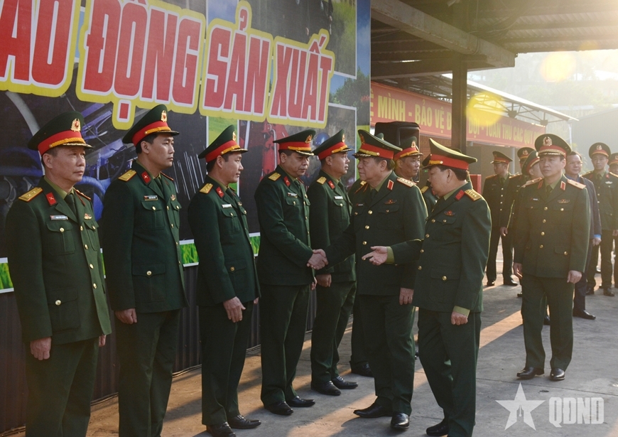 Đại tướng Nguyễn Trọng Nghĩa đến kiểm tra tại cửa lò giếng phụ thuộc Công ty 35.