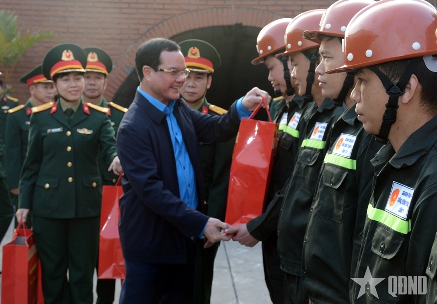  Đại tướng Nguyễn Trọng Nghĩa và ông Nguyễn Đình Khang trao quà Tết tặng đại diện người lao động Công ty 35.