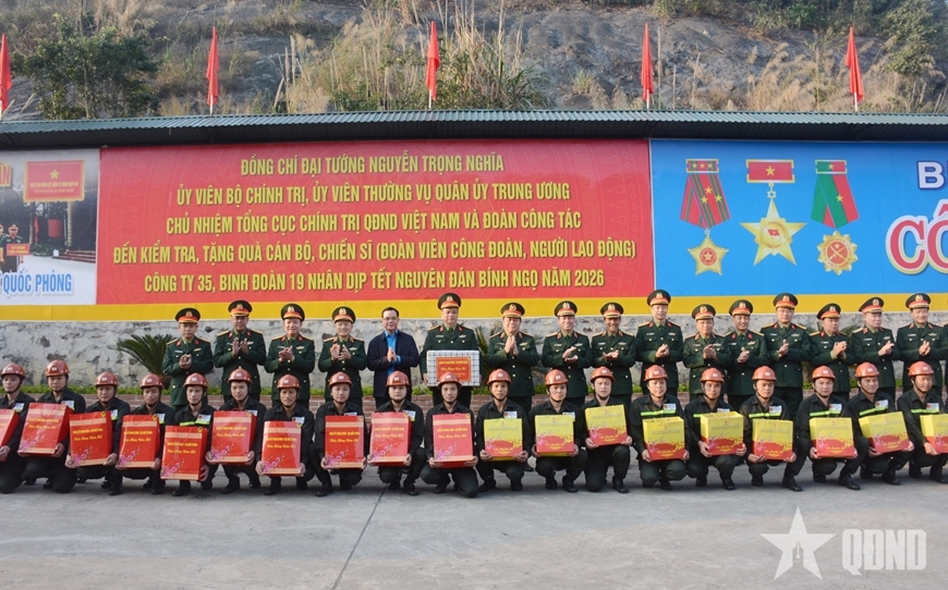  Đại tướng Nguyễn Trọng Nghĩa, các đại biểu cùng người lao động Công ty 35.