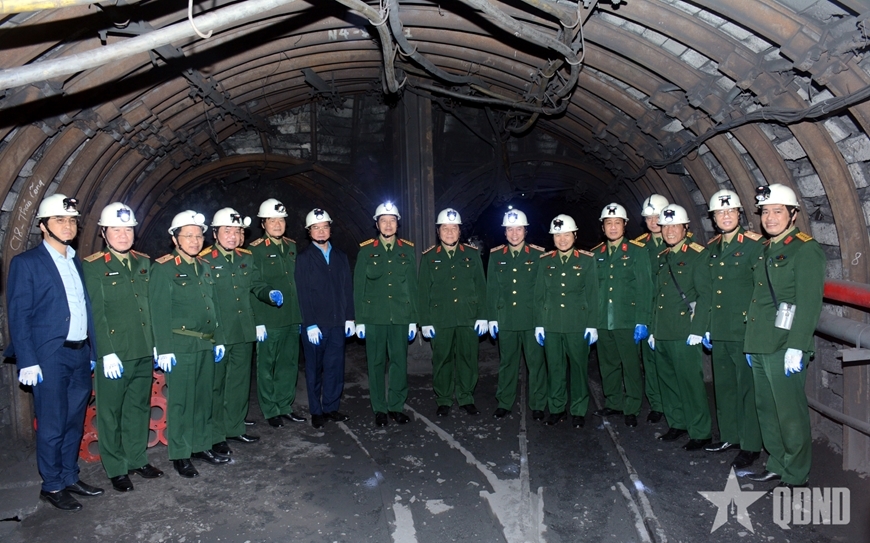  Đại tướng Nguyễn Trọng Nghĩa cùng các đại biểu tại khu hầm lò.