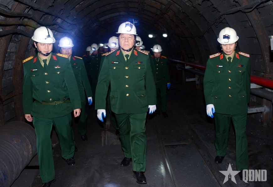  Đại tướng Nguyễn Trọng Nghĩa trực tiếp xuống hầm lò để thăm, kiểm tra công tác bảo đảm an toàn tại các khu kỹ thuật dưới độ sâu 320 mét.