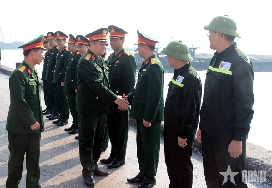 Đại tướng Nguyễn Trọng Nghĩa cùng đoàn công tác đến công trường thăm, động viên cán bộ, nhân viên, người lao động Công ty cổ phần Vận tải và chế biến than Đông Bắc.