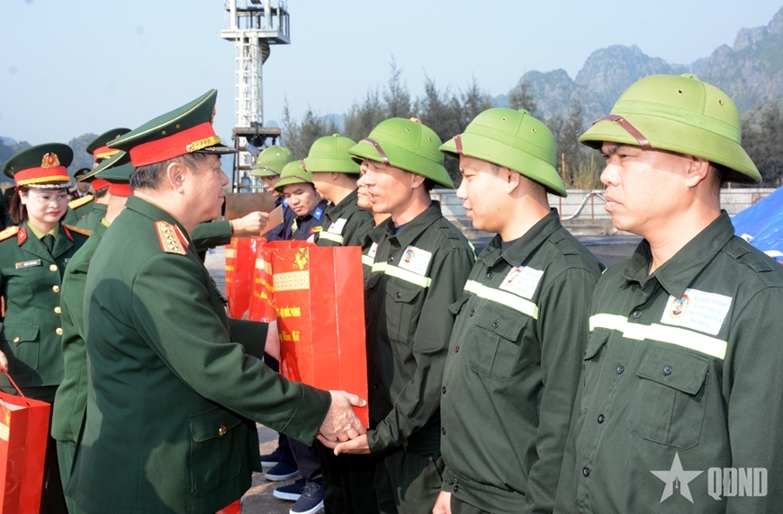  Đại tướng Nguyễn Trọng Nghĩa trao quà Tết tặng đại diện người lao động Công ty cổ phần Vận tải và Chế biến than Đông Bắc.