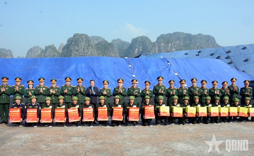  Đại tướng Nguyễn Trọng Nghĩa, các thành viên đoàn công tác cùng lãnh đạo Binh đoàn 19 và chỉ huy, cán bộ, nhân viên, người lao động Công ty cổ phần Vận tải và Chế biến than Đông Bắc.