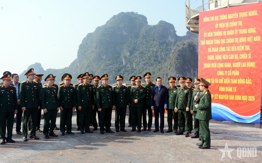  Đại tướng Nguyễn Trọng Nghĩa nghe lãnh đạo Công ty cổ phần Vận tải và Chế biến than Đông Bắc giới thiệu khái quát về tình hình hoạt động sản xuất, kinh doanh.