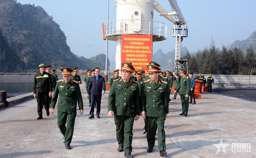  Đại tướng Nguyễn Trọng Nghĩa khảo sát thực địa khu vực công trường mà Công ty cổ phần Vận tải và Chế biến than Đông Bắc quản lý.