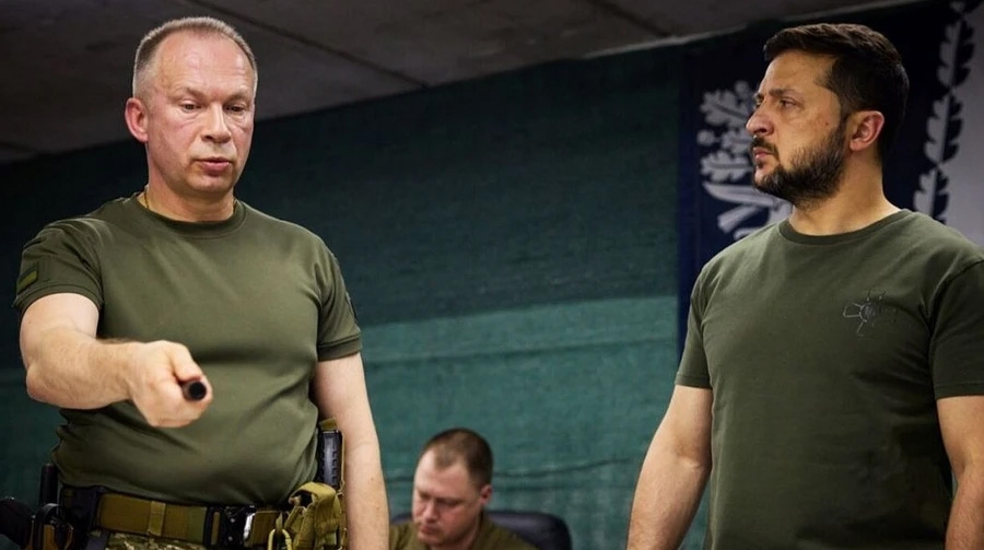 Tổng tư lệnh quân đội Ukraine Oleksandr Syrskyi (trái) và Tổng thống Volodymyr Zelensky. Ảnh: Văn phòng Tổng thống Ukraine