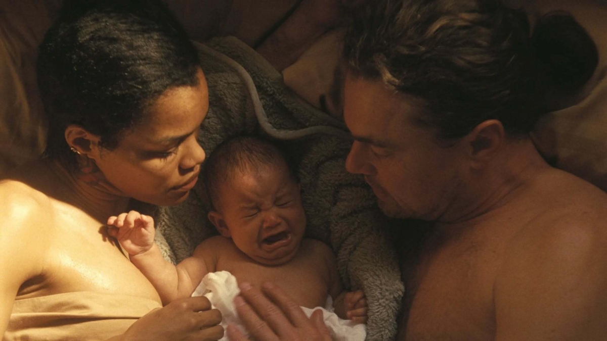 Leonardo DiCaprio trong vai Bob – người cha bất toàn, mang vẻ ngoài xuề xòa và ánh mắt ám ảnh trong "One Battle After Another". (Ảnh: Warner Bros. Pictures)