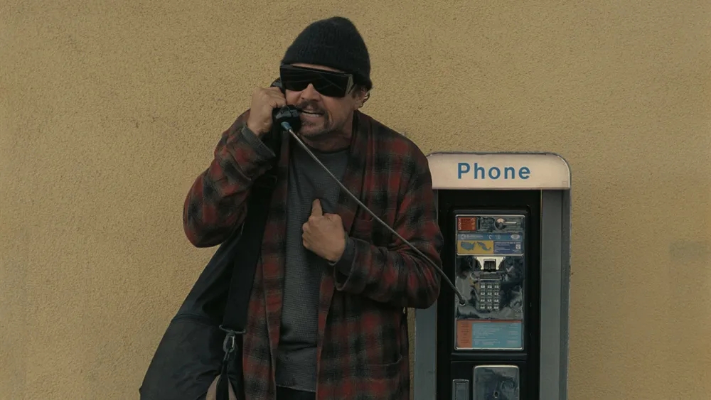 Leonardo DiCaprio thể hiện chiều sâu tâm lý của người cha mất phương hướng. (Ảnh: Warner Bros. Pictures)