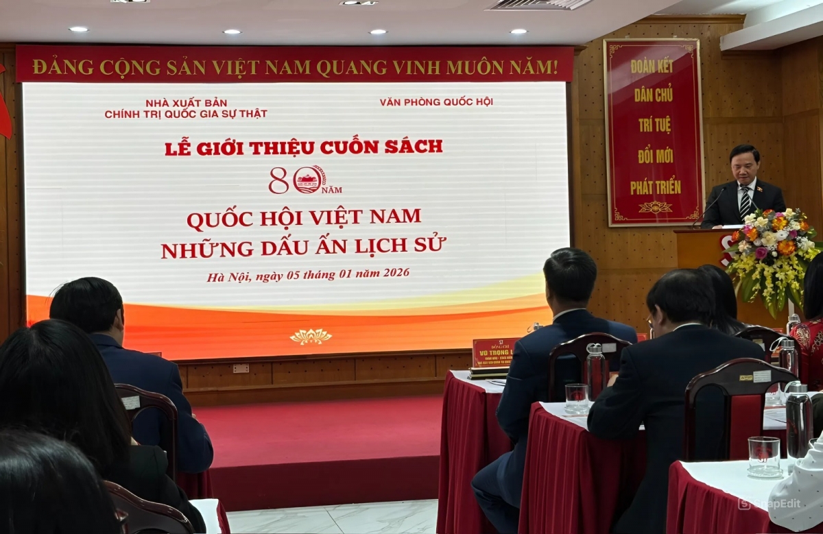 Ủy viên Trung ương Đảng, Phó Chủ tịch Quốc hội Nguyễn Khắc Định phát biểu tại buổi lễ ra mắt sách.