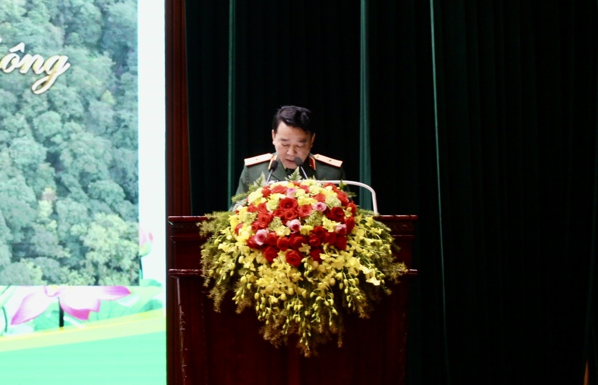 Thiếu tướng Phạm Văn Hiếu, Chính ủy Bộ Tư lệnh Lăng Chủ tịch Hồ Chí Minh trình bày
báo cáo tóm tắt.