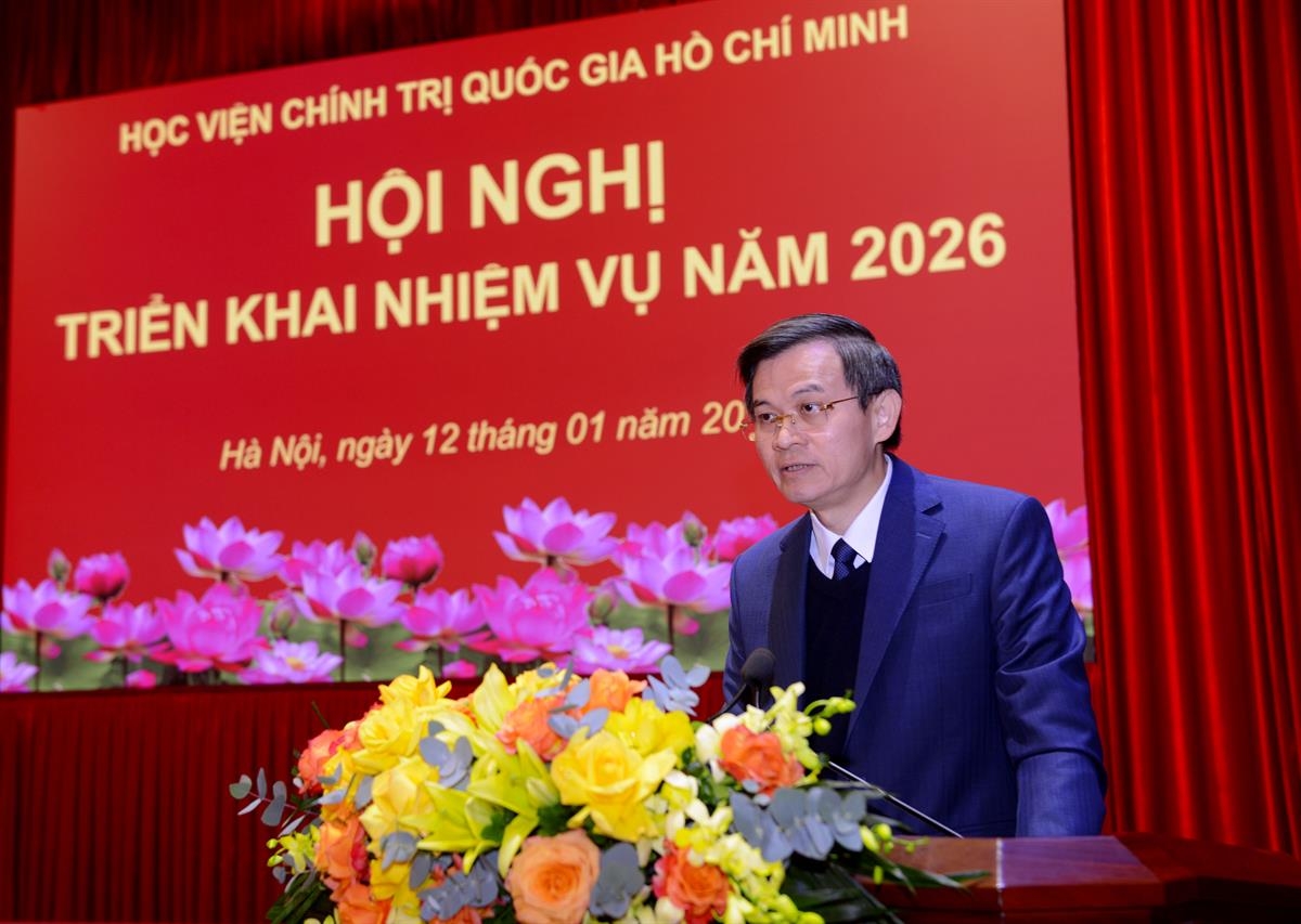 PGS.TS Đoàn Minh Huấn trình bày báo cáo tại hội nghị