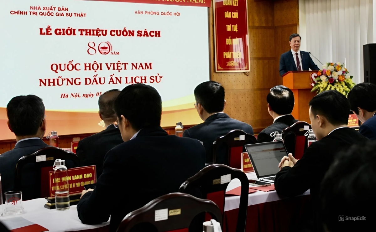 PGS.TS. Vũ Trọng Lâm, Giám đốc - Tổng Biên tập NXB Chính trị quốc gia Sự thật, phát biểu tại buổi lễ giới thiệu sách.