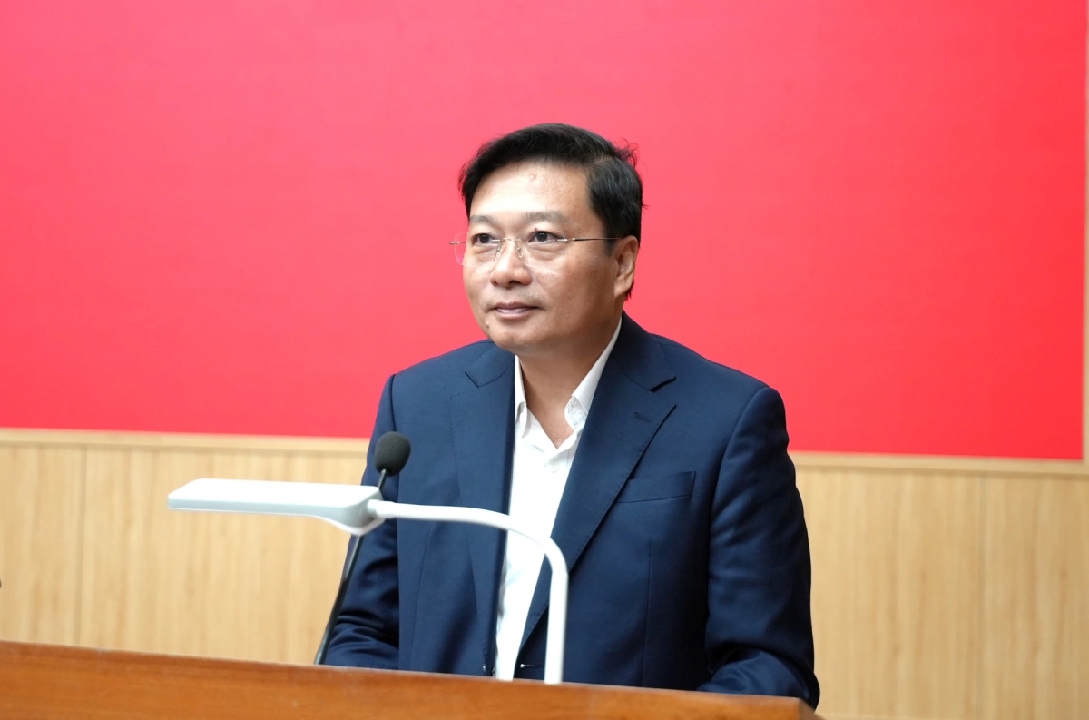 Ông Lê Hồng Vinh, Chủ tịch UBND tỉnh Quảng Trị đề nghị các xã, phường, đặc khu nhanh chóng đưa chuyển đổi số vào cuộc sống hàng ngày của người dân