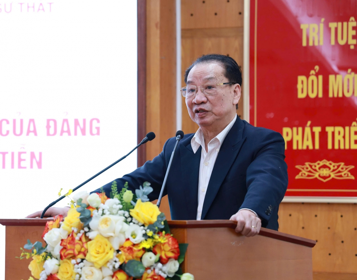 GS.TS. Phùng Hữu Phú cho rằng, đây là ấn phẩm đầu tiên viết về công tác tuyên giáo gắn kết chặt chẽ với công tác dân vận.