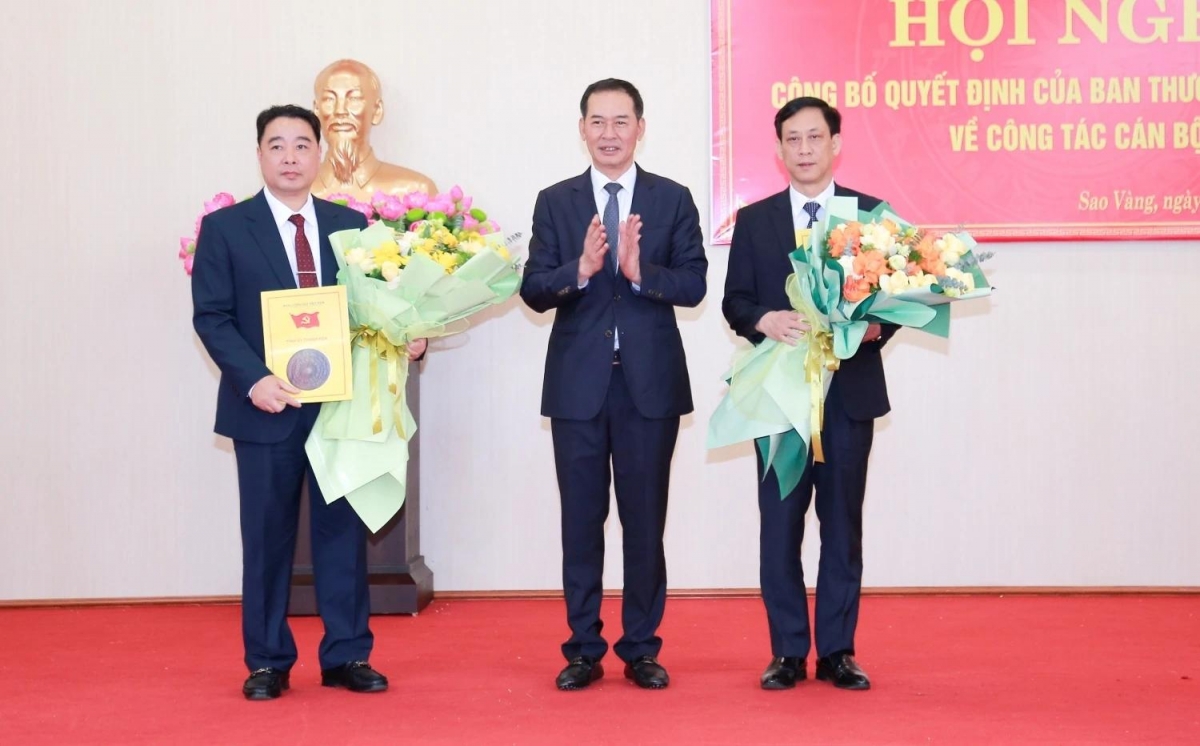 Phó Bí thư Tỉnh ủy, Chủ tịch Ủy ban MTTQ tỉnh Trịnh Tuấn Sinh trao Quyết định của Ban Thường vụ Tỉnh ủy về công tác cán bộ và tặng hoa các ông Mai Văn Hải, Nguyễn Minh Hoàng.