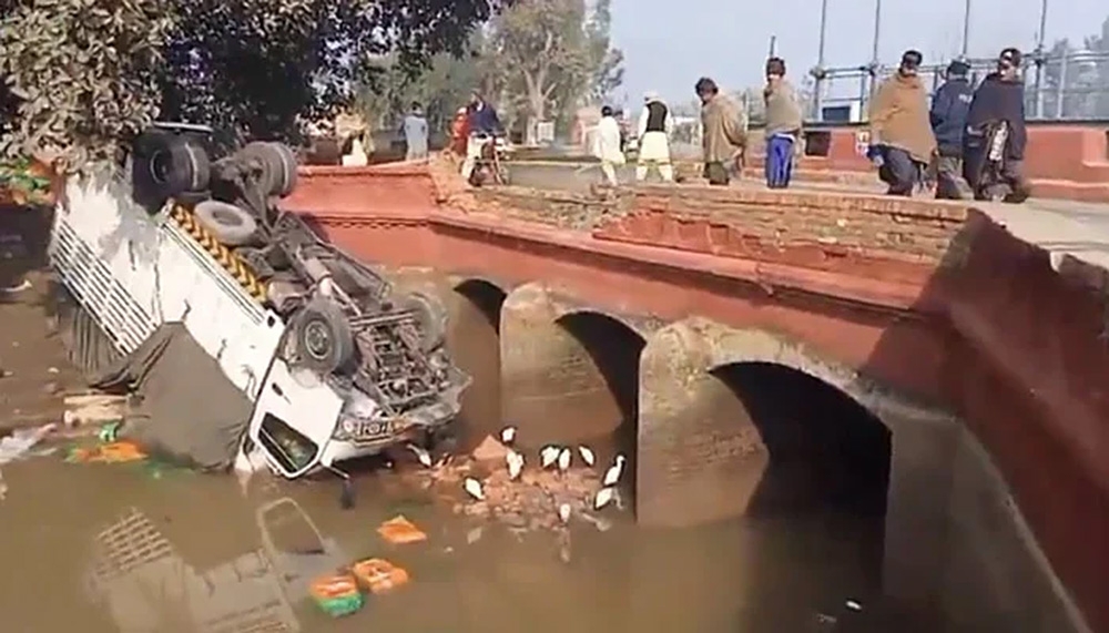 Hiện trường vụ tai nạn khiến 14 người thiệt mạng tại tỉnh Punjab, Pakistan sáng 17/1. (Ảnh: Geonews)