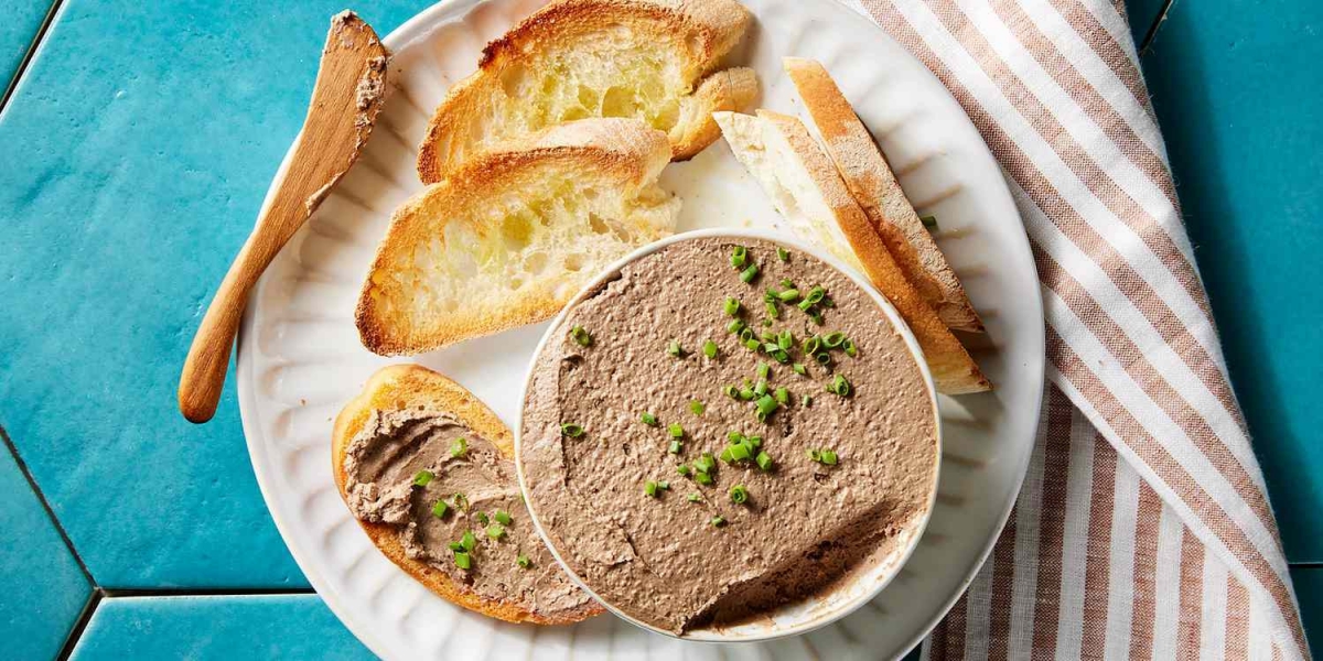 Pate gà được đánh giá là mềm mại, lạ miệng, dễ ăn hơn pate heo. (Ảnh: Eatary)
