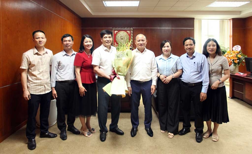 PGS.TS Nguyễn Hoàng Hiển (người ôm hoa) cùng đồng nghiệp.