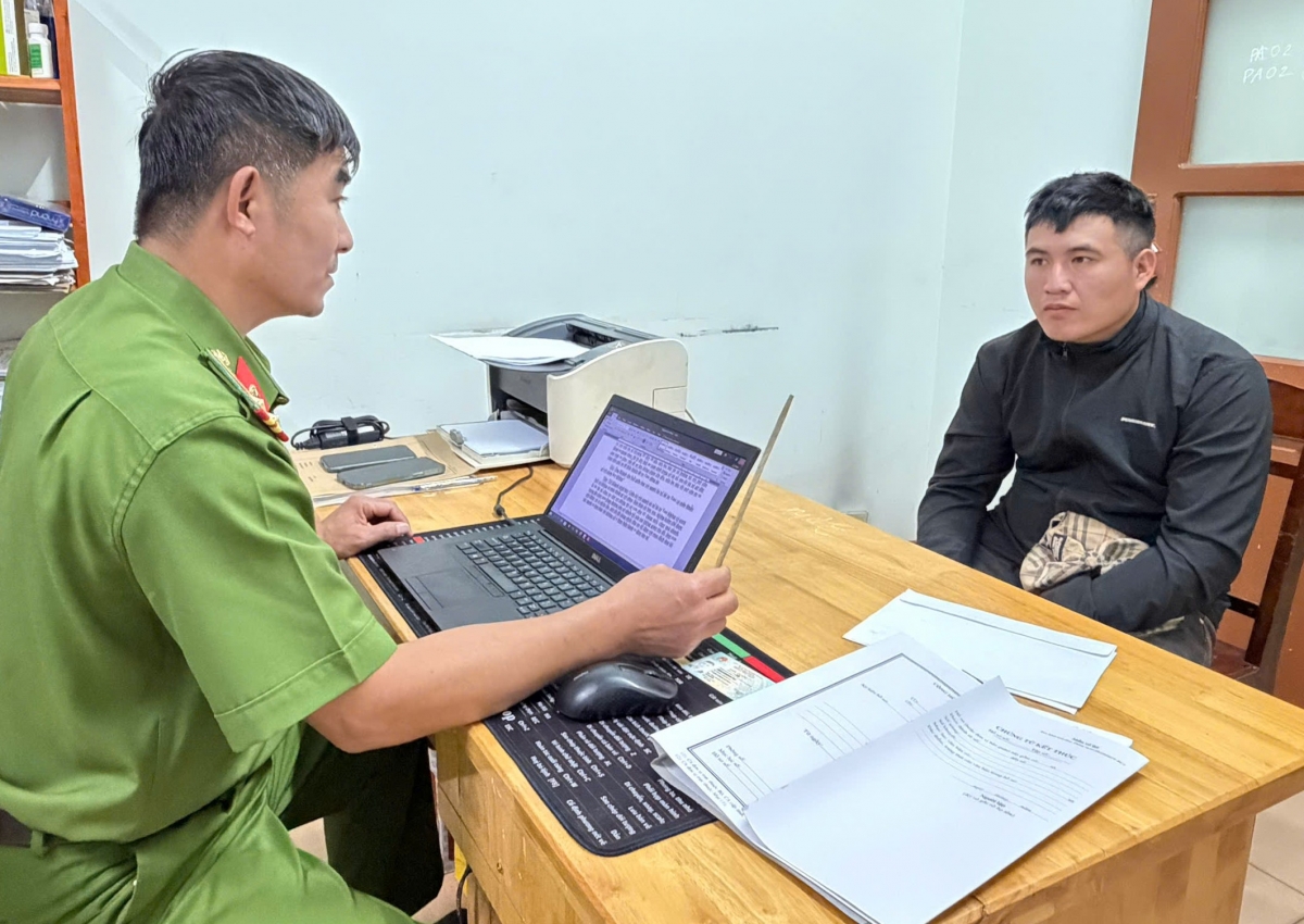 Phạm Hữu Khánh làm việc với Công an xã Krông Pắc, tỉnh Đắk Lắk