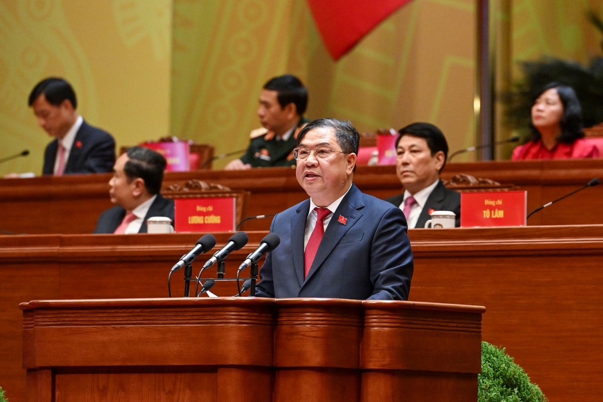 Đồng chí Phạm Gia Túc, Ủy viên Bộ Chính trị, Chánh Văn phòng Trung ương Đảng thay mặt Đoàn Thư ký đọc toàn văn dự thảo Nghị quyết Đại hội.