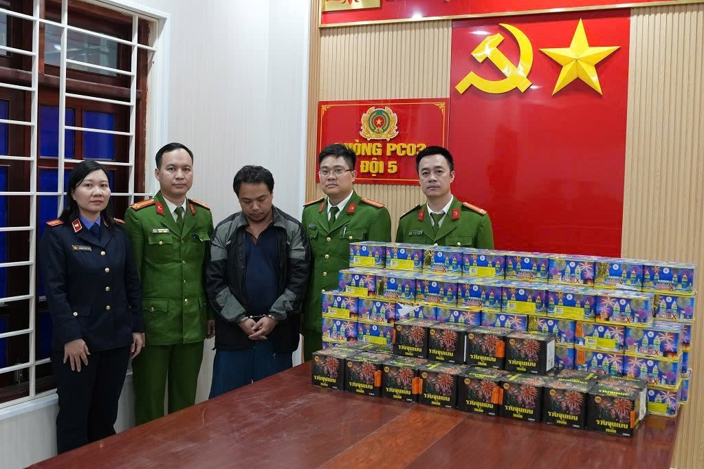 Đối tượng Nguyễn Thành Công cùng số tang vật tại Cơ quan Công an. (Ảnh: Công an Nghệ An).