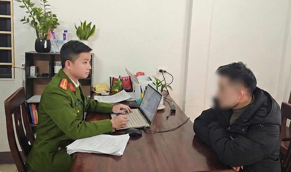 Công an xã Hùng Chân làm việc với người vi phạm. (Ảnh: Công an Nghệ An).