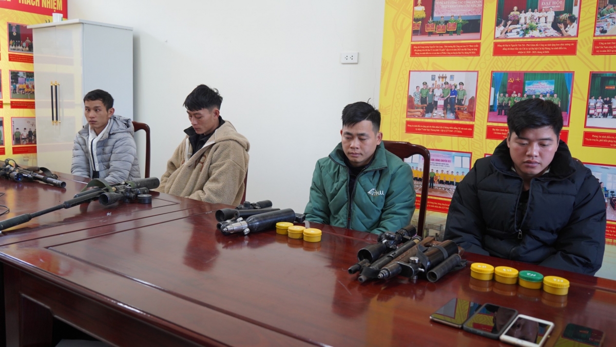 4 đối tượng cùng tang vật tại cơ quan công an