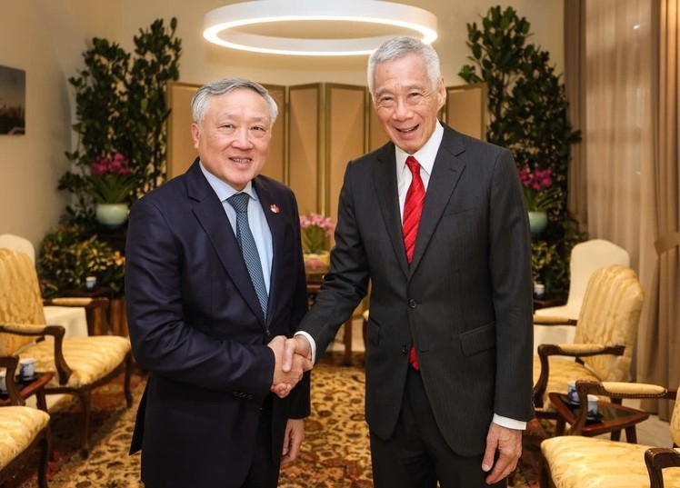 Phó Thủ tướng Thường trực Nguyễn Hòa Bình hội kiến Bộ trưởng Cao cấp Lý Hiển Long. Nguồn ảnh: MDDI  (Singapore) 