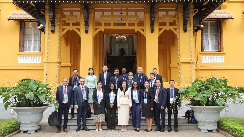 Thứ trưởng Ngoại giao Lê Thị Thu Hằng tiếp đoàn phóng viên nước ngoài đưa tin Đại hội XIV. (Ảnh: Bộ Ngoại giao)