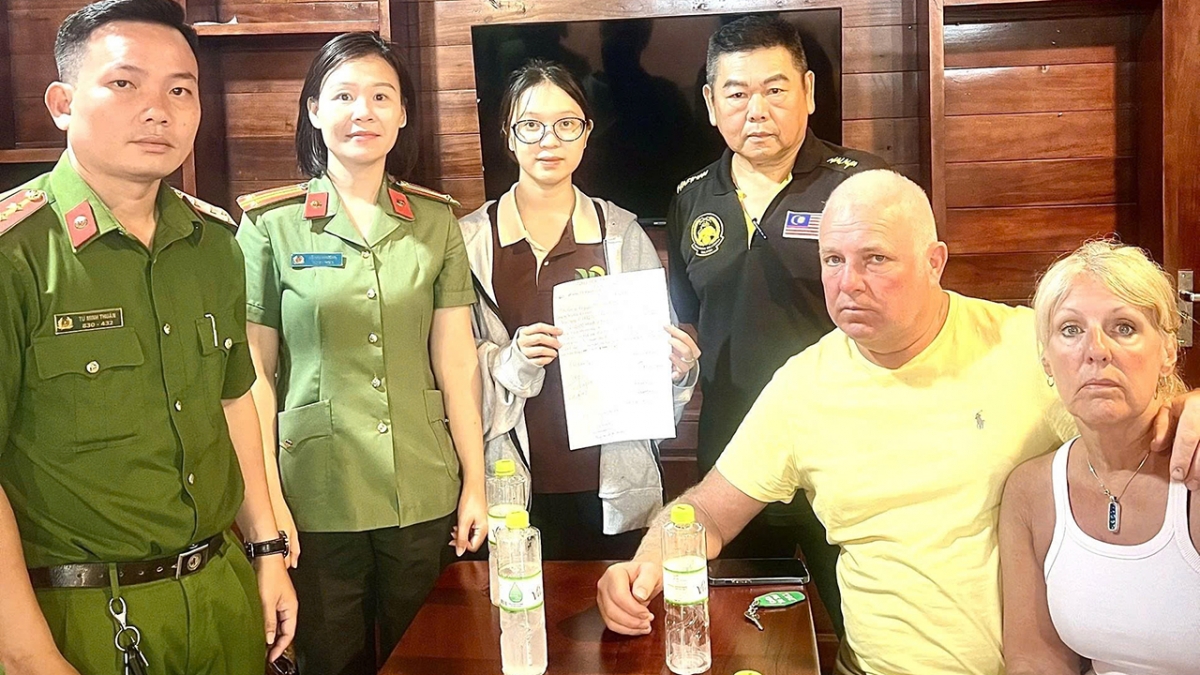 Đội phản ứng nhanh du lịch của đặc khu hỗ trợ 2 du khách quốc tế nhận lại số tiền hơn 260 triệu đồng do thanh toán nhầm.