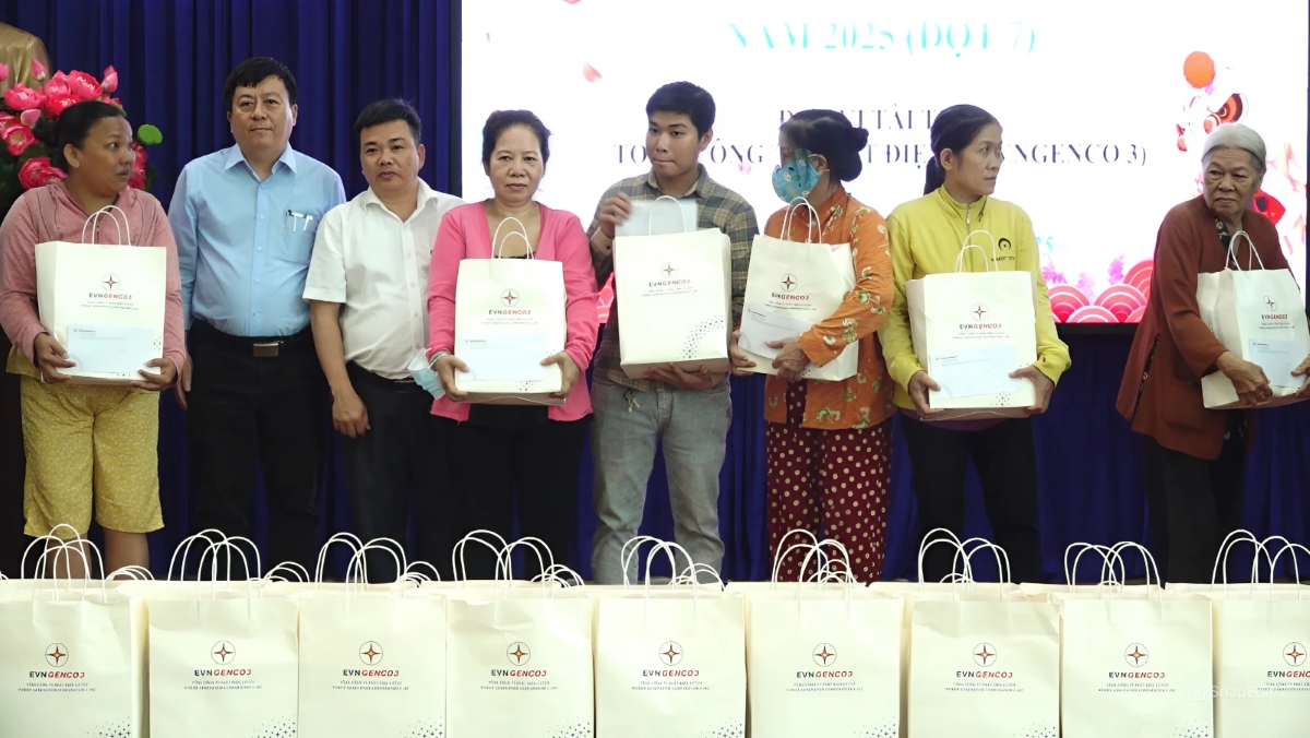 Ông Phan Bửu Đảo – Phó Chủ tịch Công đoàn Cơ quan EVNGENCO3 và Đại diện Phường An Khánh, TP. HCM trao quà cho các hộ dân