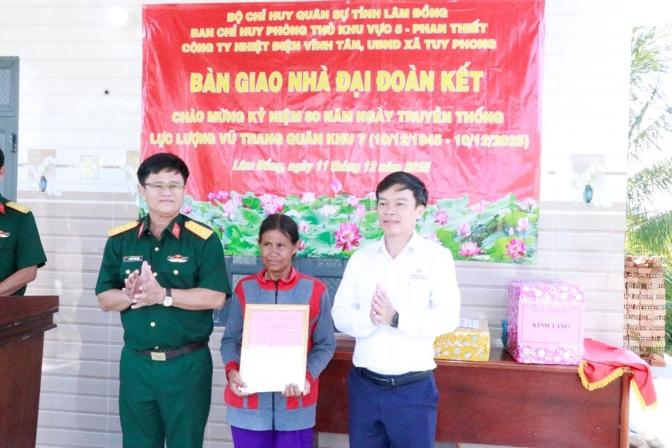 Đại diện Lãnh đạo Công ty Nhiệt điện Vĩnh Tân, Ban Chỉ huy Phòng thủ Khu vực 5 và chính quyền địa phương trao bảng tượng trưng “Nhà Đại đoàn kết” cho gia đình bà Hoàng Thị Song, tỉnh Lâm Đồng