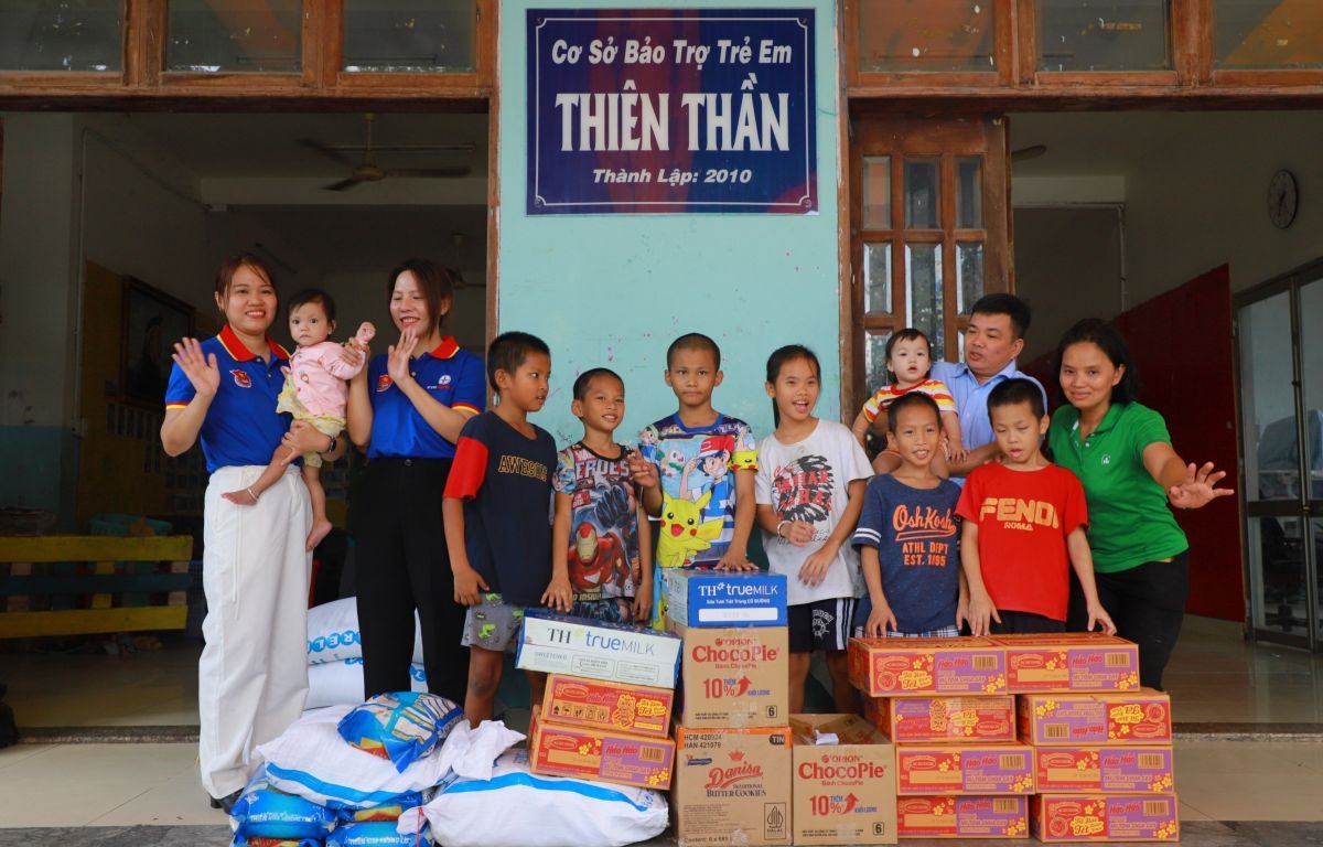Trao quà cho các em mồ côi tại Cơ sở bảo trợ trẻ em Thiên Thần