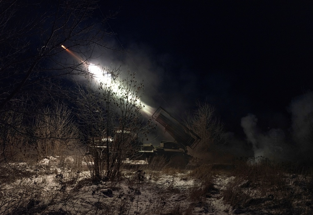 Quân đội Ukraine dội hỏa lực về phía quân Nga gần thị trấn Druzhkivka, tại vùng Donetsk. Ảnh: Reuters