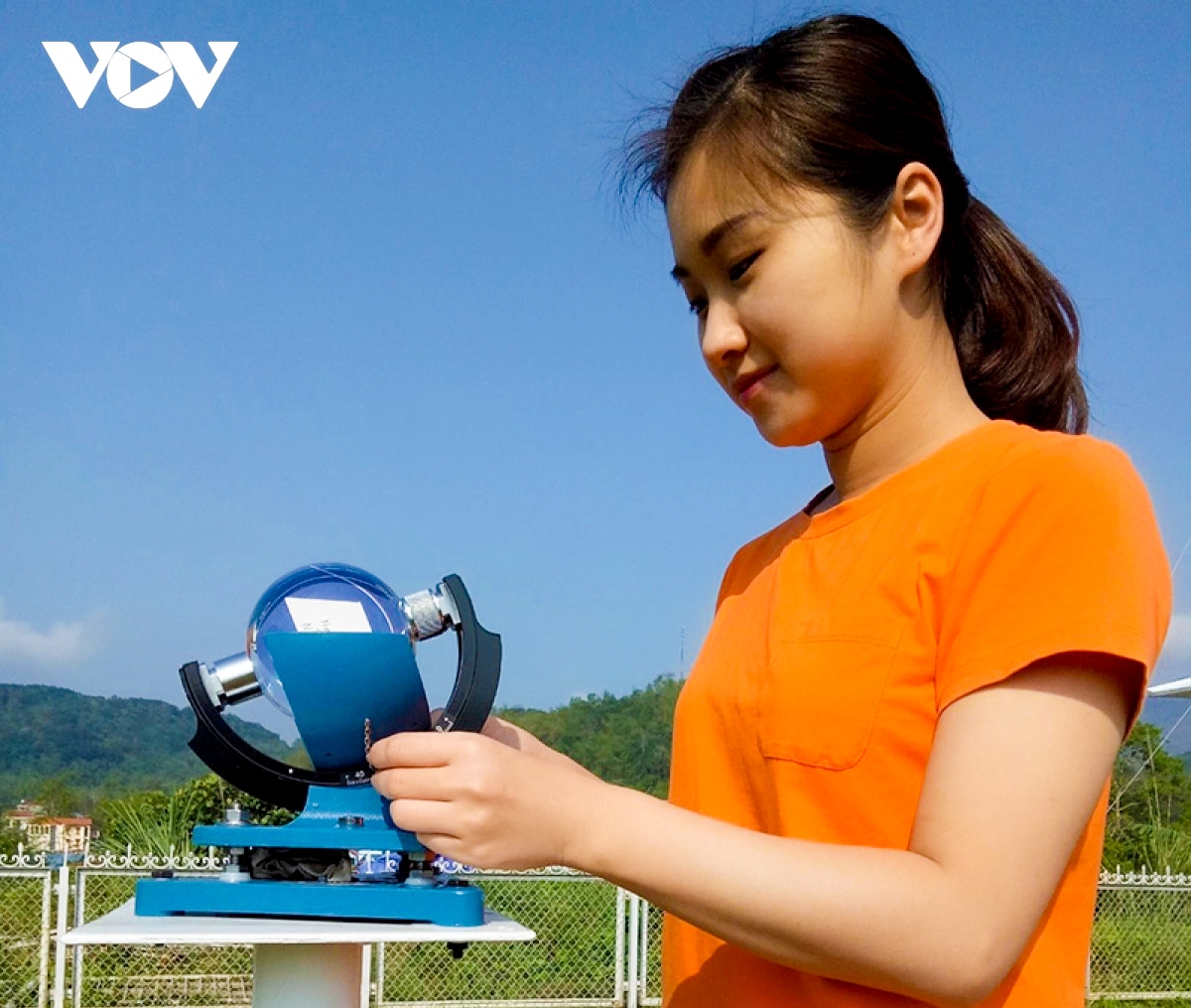 Cán bộ khí tượng thủy văn Bắc Kạn kiểm tra thông tin dữ liệu