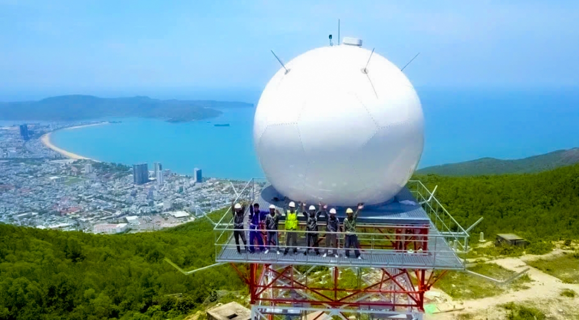 Cán bộ bảo dưỡng thường kỳ Trạm radar thời tiết Quy Nhơn - một trong số 12 trạm radar thời tiết do ngành KTTV quản lý. Trạm được lắp đặt tại núi Chua, phường Ghềnh Ráng, thành phố Quy Nhơn