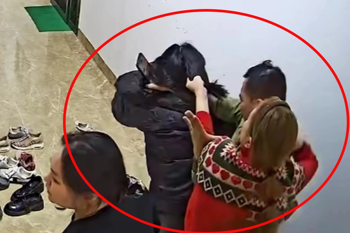 Chị H. bị hành hung tại hành lang chung cư. (Ảnh: Chụp màn hình).