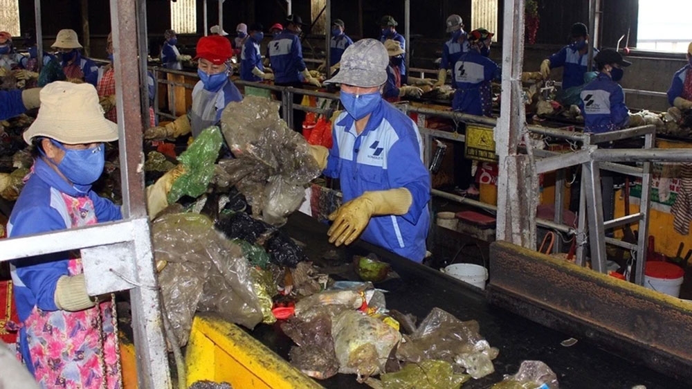 Doanh nghiệp xử lý rác vẫn gặp khó khăn khi đơn giá mới không tính chi phí phân loại rác (Ảnh: VH)