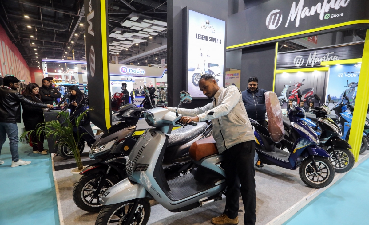 Người dân New Delhi, Ấn Độ tìm hiểu các mẫu xe máy điện trưng bày tại triển lãm EV Expo Delhi 2025 lần thứ 23 hôm 21/12/2025 (ANI)