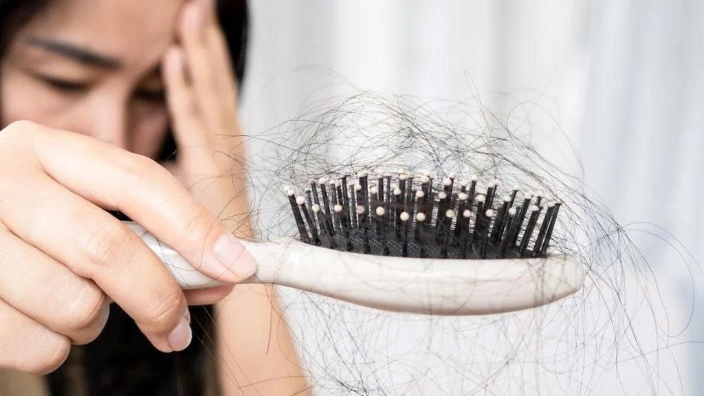 Để hạn chế rụng tóc, bên cạnh việc chăm sóc da đầu đúng cách, cần xây dựng chế độ ăn hợp lý, khoa học