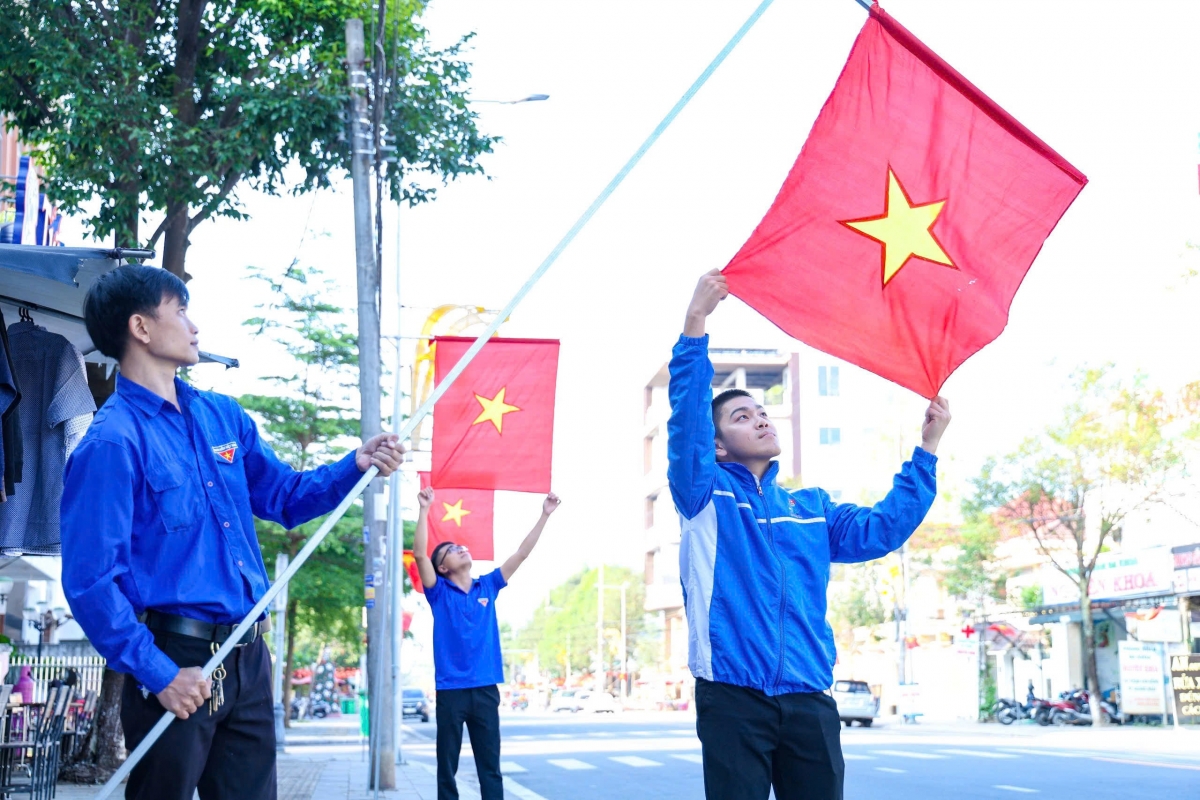 Sắc cờ đỏ thắm trên các tuyến phố miền Trung.