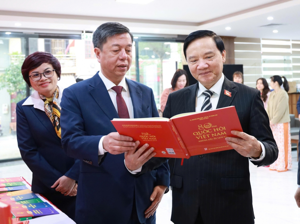 Phó Chủ tịch Quốc hội Nguyễn Khắc Định và PGS.TS. Vũ Trọng Lâm Giám đốc - Tổng Biên tập NXB Chính trị quốc gia Sự thật tại ​​​khu trưng bày cuốn sách "80 năm Quốc hội Việt Nam - Những dấu ấn lịch sử".
