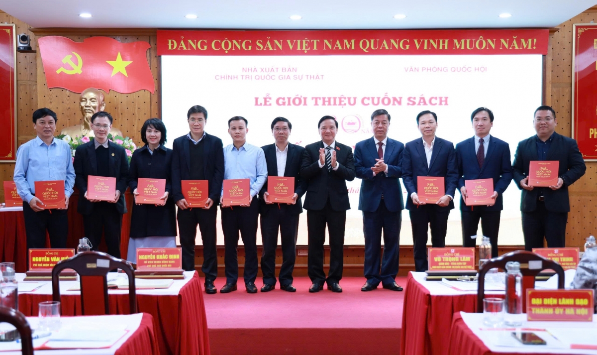 Phó Chủ tịch Quốc hội Nguyễn Khắc Định và Giám đốc, Tổng Biên tập Nhà xuất bản Chính trị quốc gia Sự thật, PGS.TS. Vũ Trọng Lâm trao tặng cuốn sách cho các đại biểu.